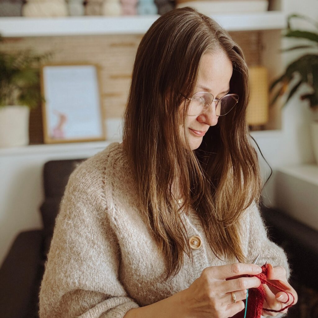 Kobieta dziergająca na drutach