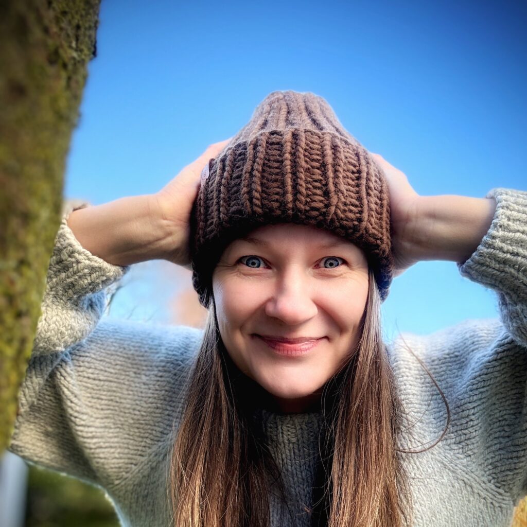 Czapka wełniana handmade w kolorze czekoladowym - prezentacja na modelce.