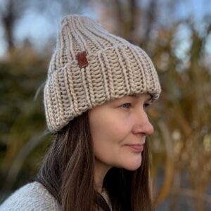 Czapka w kolorze beżowym ręcznie robiona z wełny