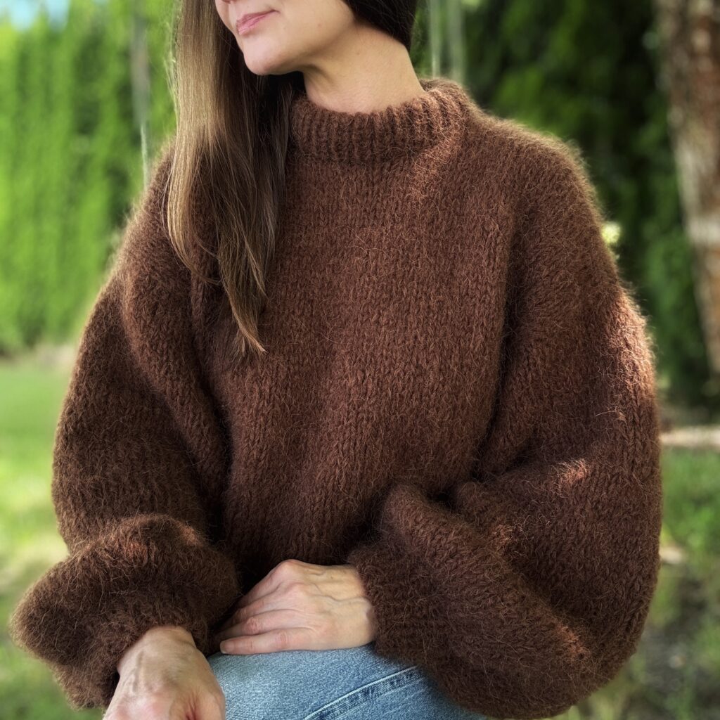 Sweter dziergany na drutach z naturalnej wełny w kolorze brązowym pokazany od przodu