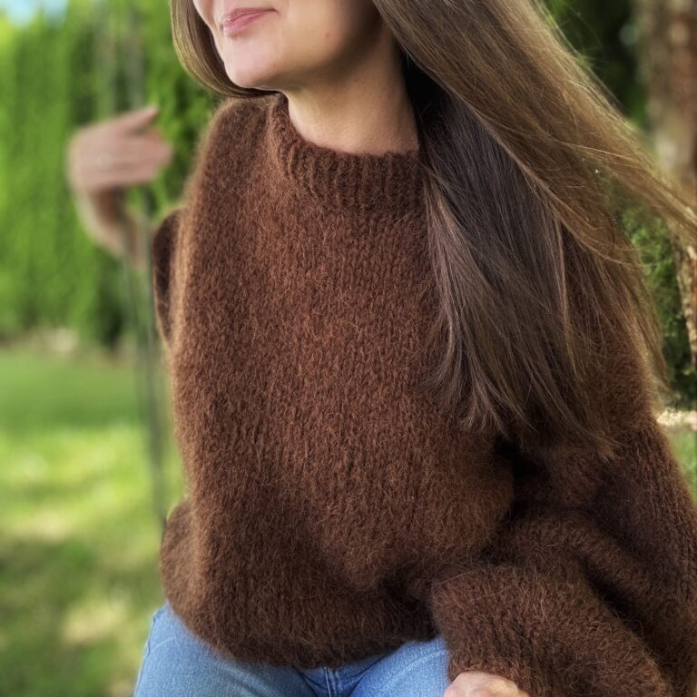 Sweter z naturalnej wełny alpaki i merynosa, zbliżenie dekoltu. Kolor ciemny brąz