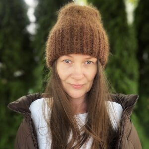 Czapka z alpaki na modelce, zrobiona na drutach, kolor czekoladowy
